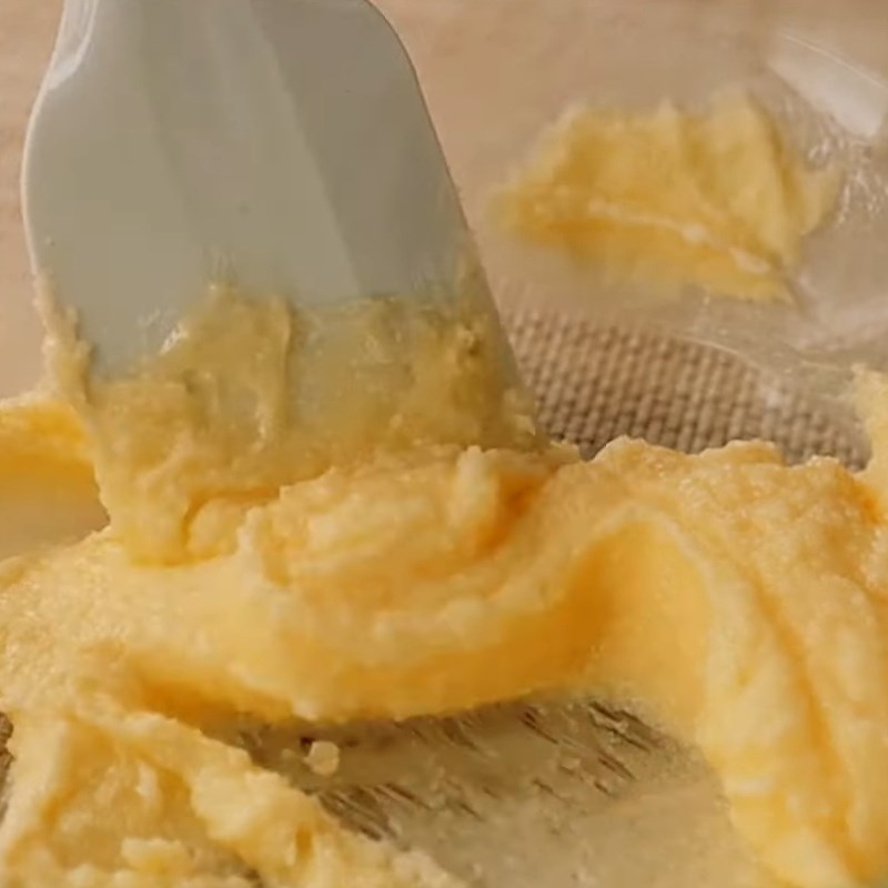 Bước 1 Đánh trứng Bánh quy chocolate chip giòn