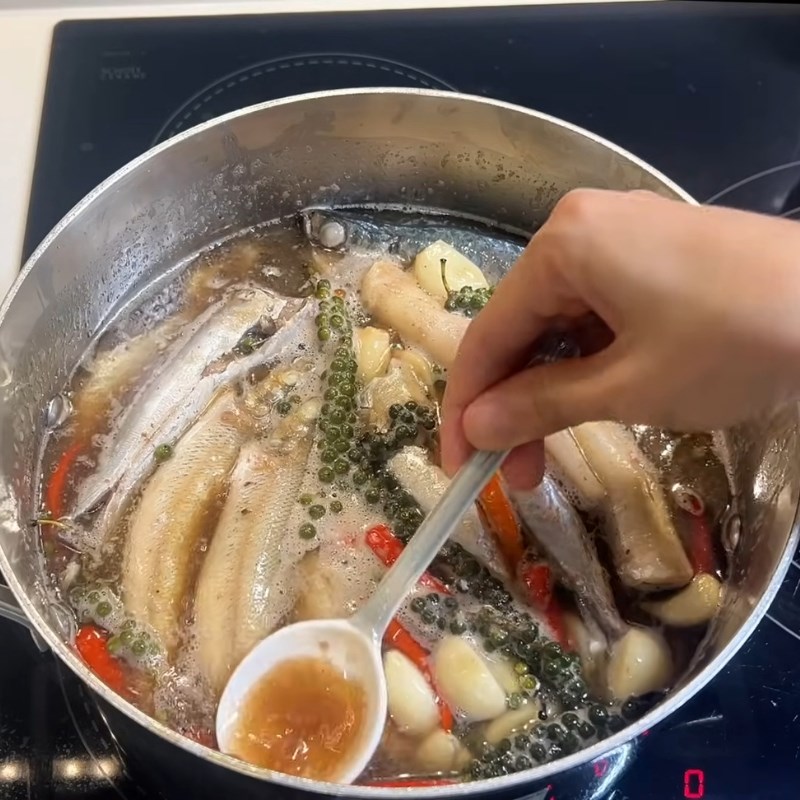 Bước 3 Kho cá lần 1 Cá nục kho kiểu Huế