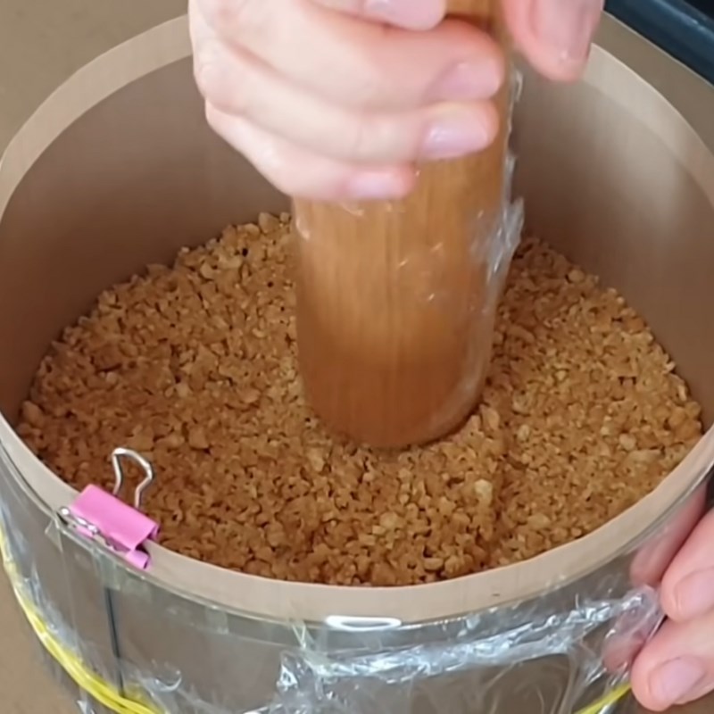 Bước 1 Làm đáy bánh Bánh sinh nhật rau câu trái cây