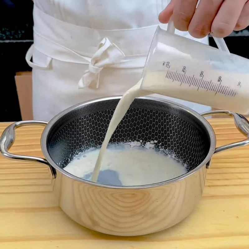 Bước 1 Làm hỗn hợp kem sữa Cách làm kem chuối sữa tươi