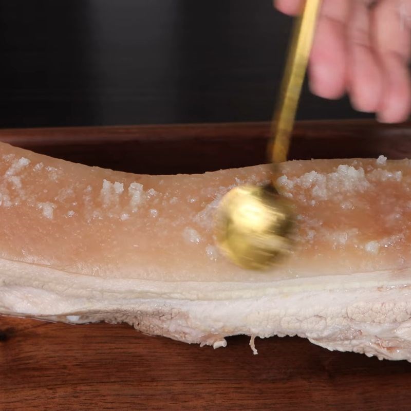 Bước 2 Làm khô và xử lý phần da Cách làm thịt ba chỉ quay bằng chảo