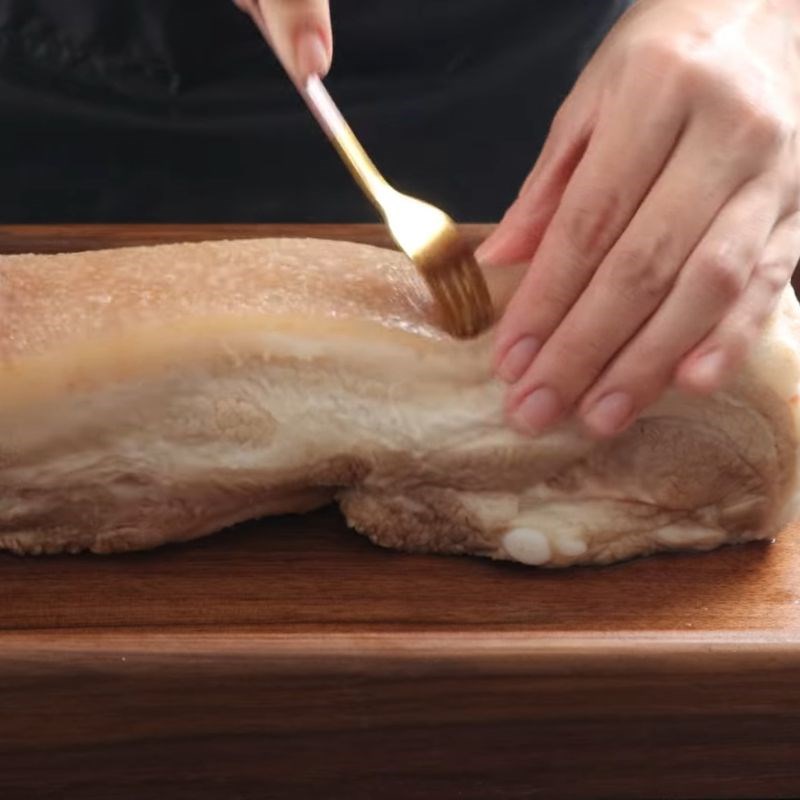 Bước 2 Làm khô và xử lý phần da Cách làm thịt ba chỉ quay bằng chảo