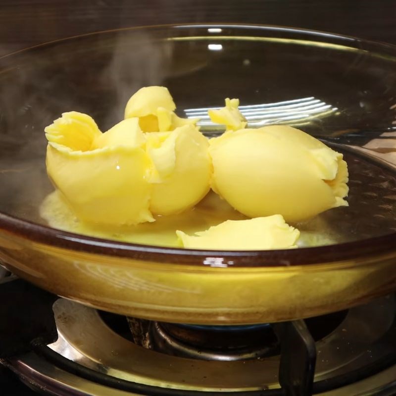 Bước 1 Làm tan chảy bơ Sốt bơ tỏi