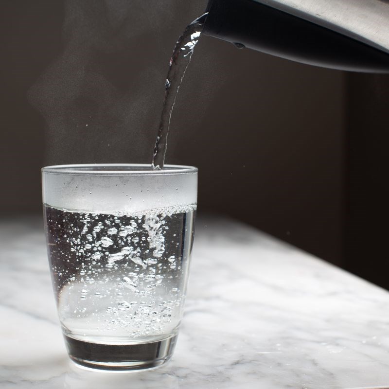 Bước 1 Làm tan muối Cách làm kem muối với kem béo Rich’s