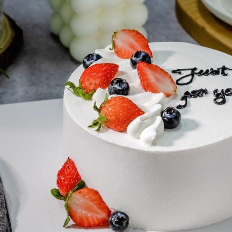 Bước 4 Lắp bánh Bánh sinh nhật kem tươi