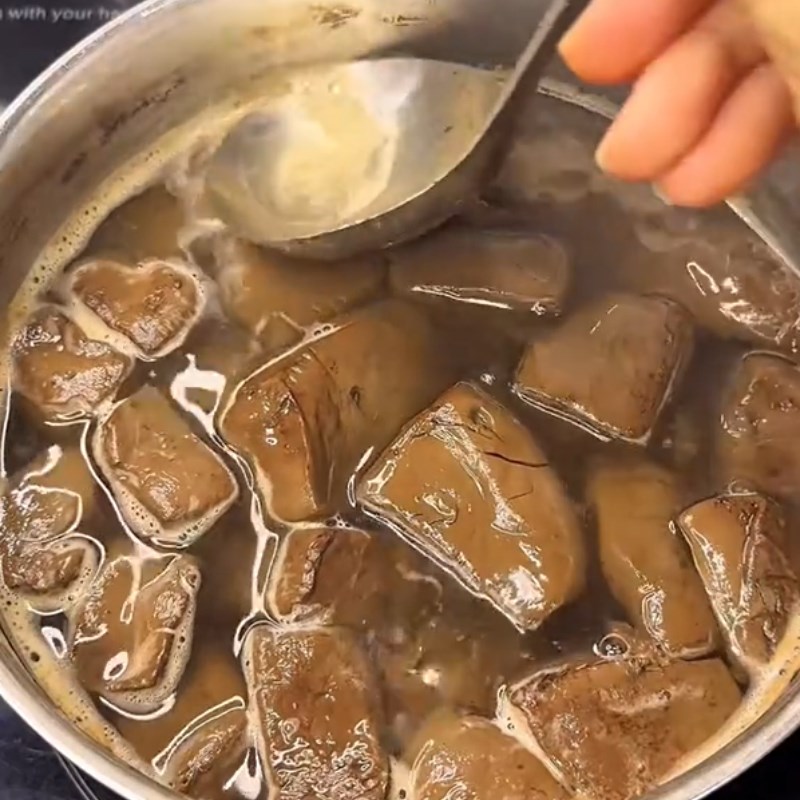 Bước 2 Luộc tiết lợn Canh măng tiết