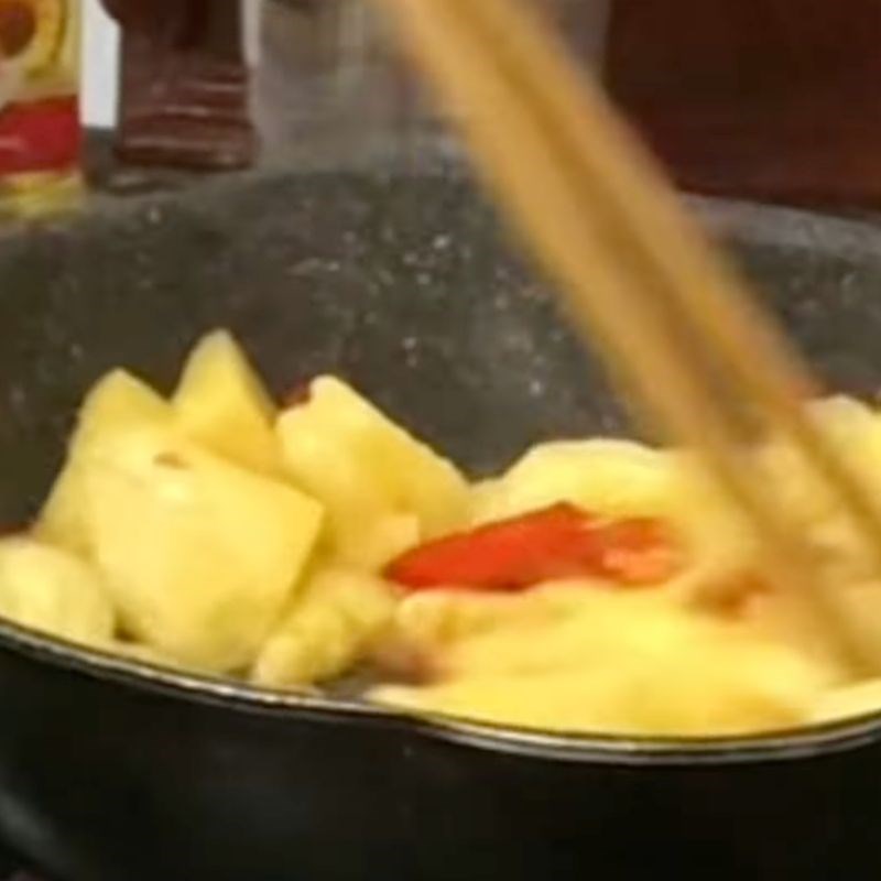 Bước 3 Nấu canh Canh đầu cá hồi nấu dứa
