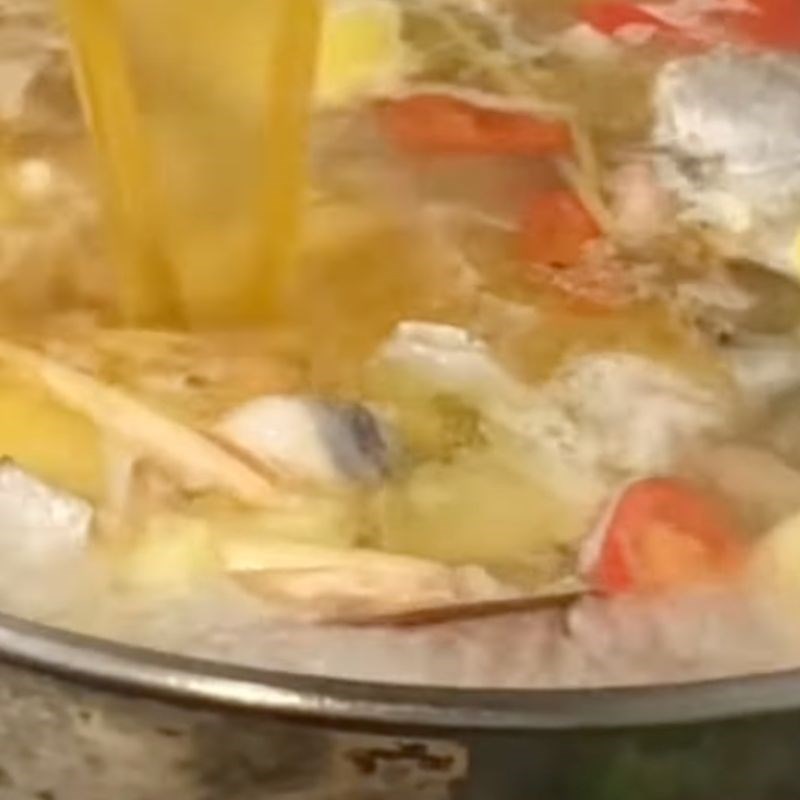 Bước 3 Nấu canh Canh đầu cá hồi nấu dứa