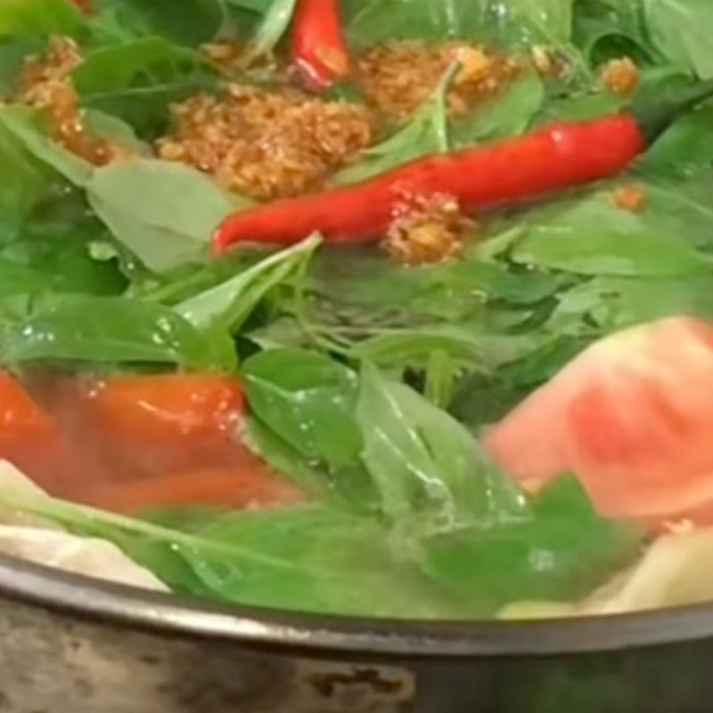 Bước 3 Nấu canh Canh đầu cá hồi nấu dứa