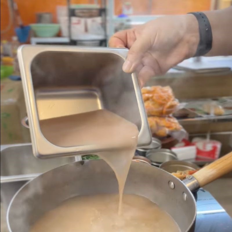 Bước 3 Nấu nước dùng Bánh canh bào ngư