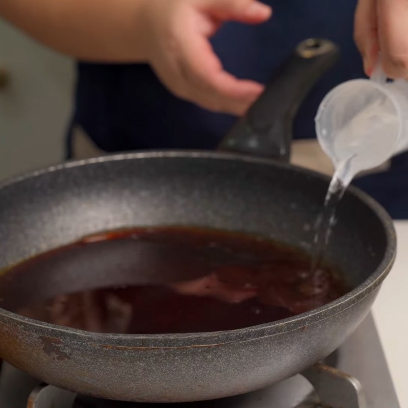 Bước 1 Nấu nước màu kho thịt Nước màu kho thịt