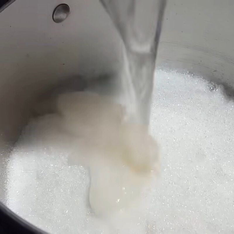 Bước 1 Nấu siro đường Cách làm kem bánh sinh nhật