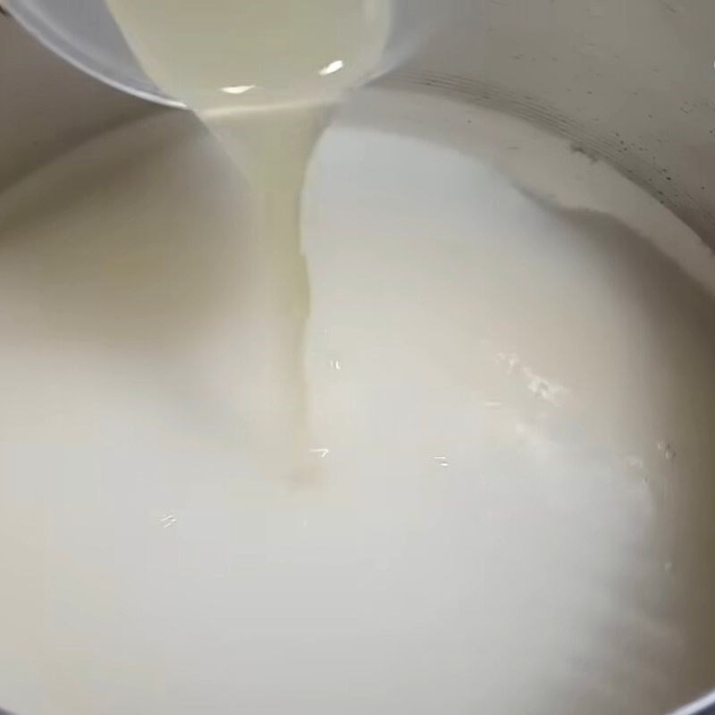Bước 1 Nấu siro đường Cách làm kem bánh sinh nhật