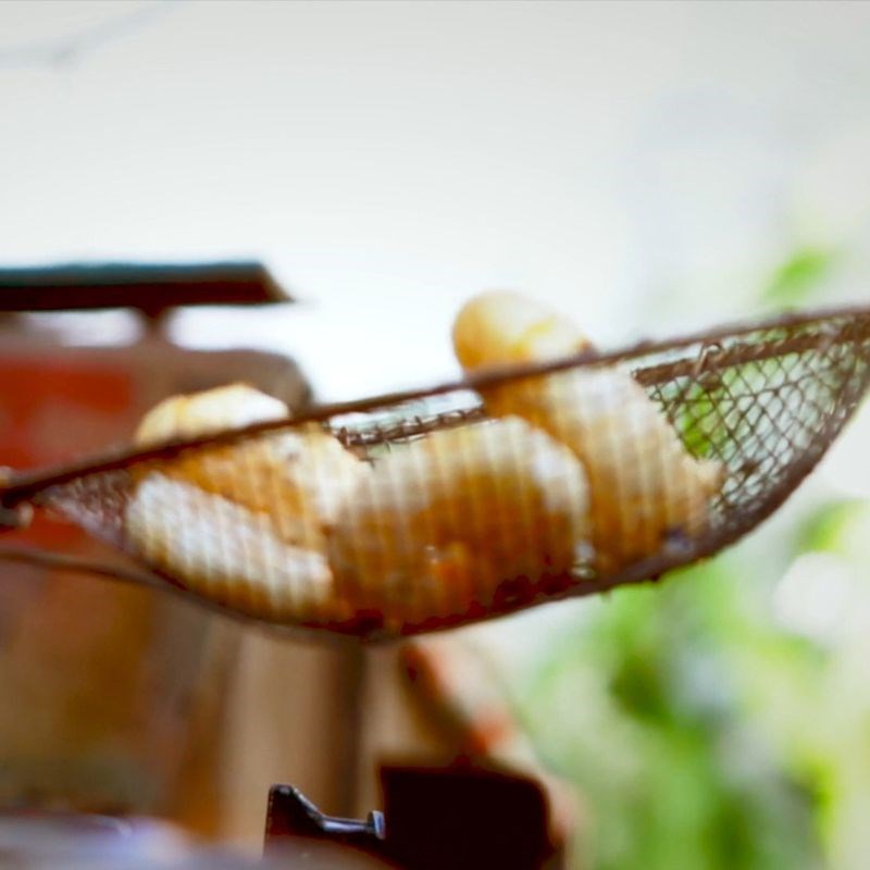 Bước 3 Nướng các nguyên liệu Salad tôm bơ
