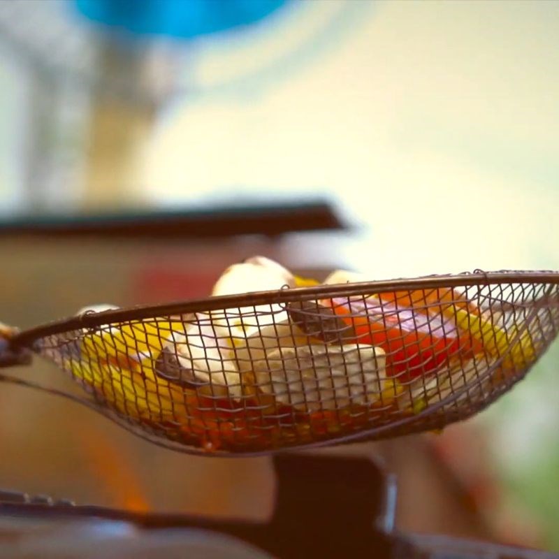 Bước 3 Nướng các nguyên liệu Salad tôm bơ