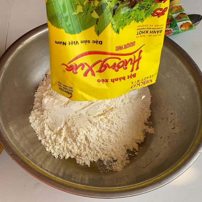 Bước 1 Pha bột Bánh khọt bằng bột bánh xèo