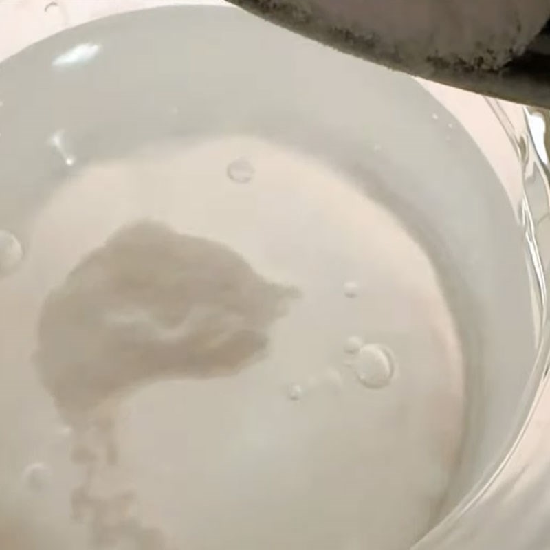 Bước 3 Pha dung dịch ngâm gạo Bánh gio mật mía