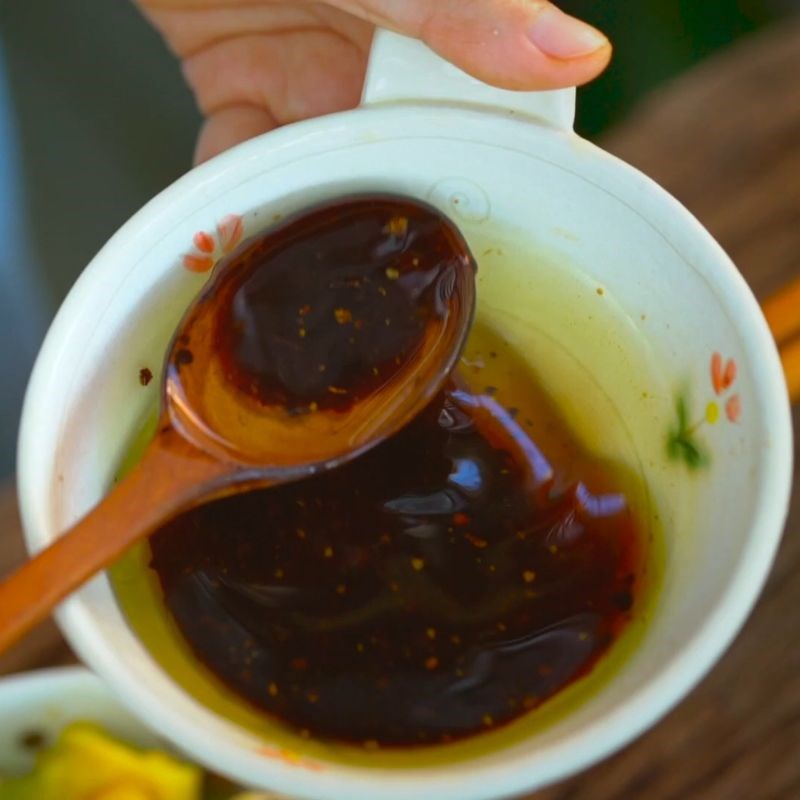 Bước 1 Pha nước sốt Salad tôm bơ