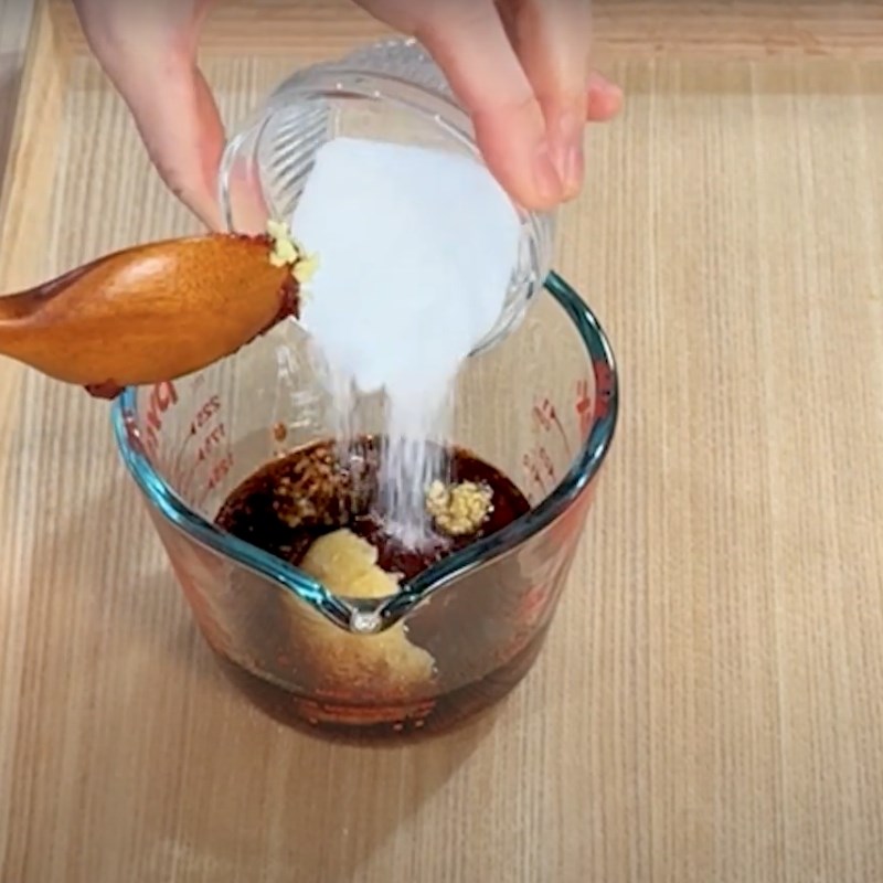 Bước 3 Pha nước sốt và ướp mực Mực xào cay