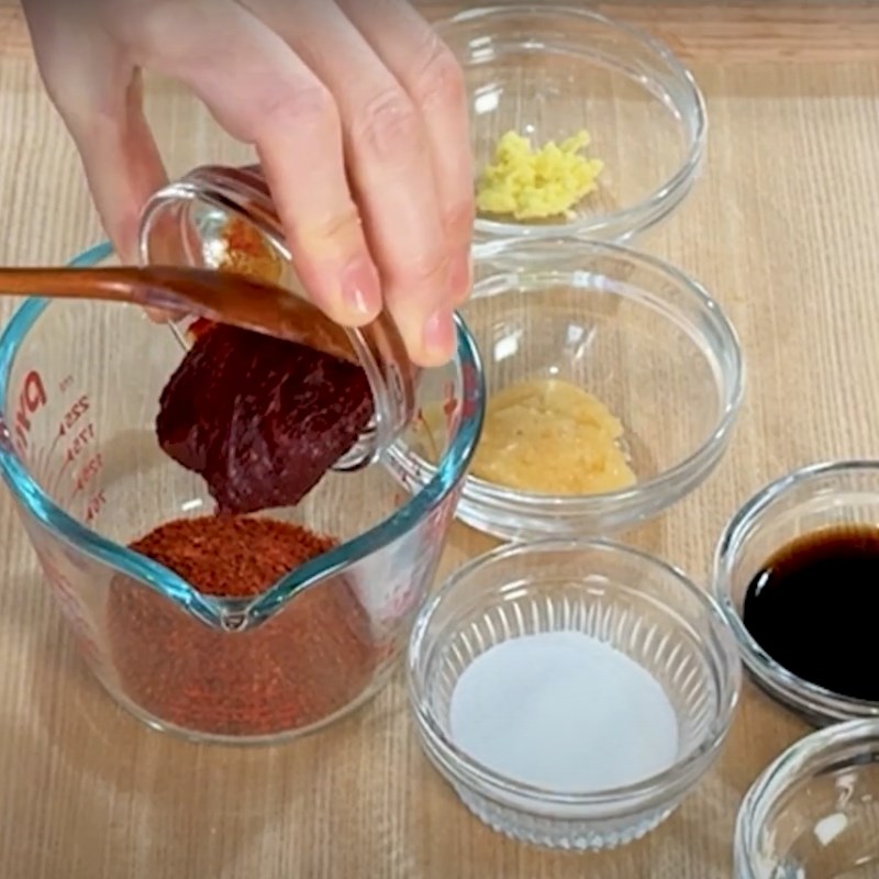 Bước 3 Pha nước sốt và ướp mực Mực xào cay