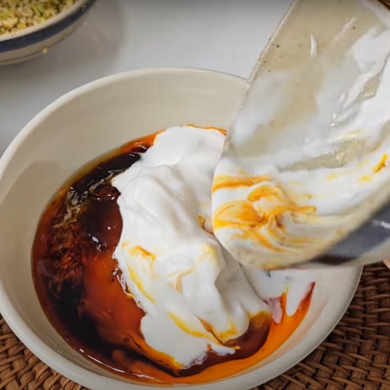 Bước 1 Pha sốt ướp thịt Bánh mì thịt xiên nướng