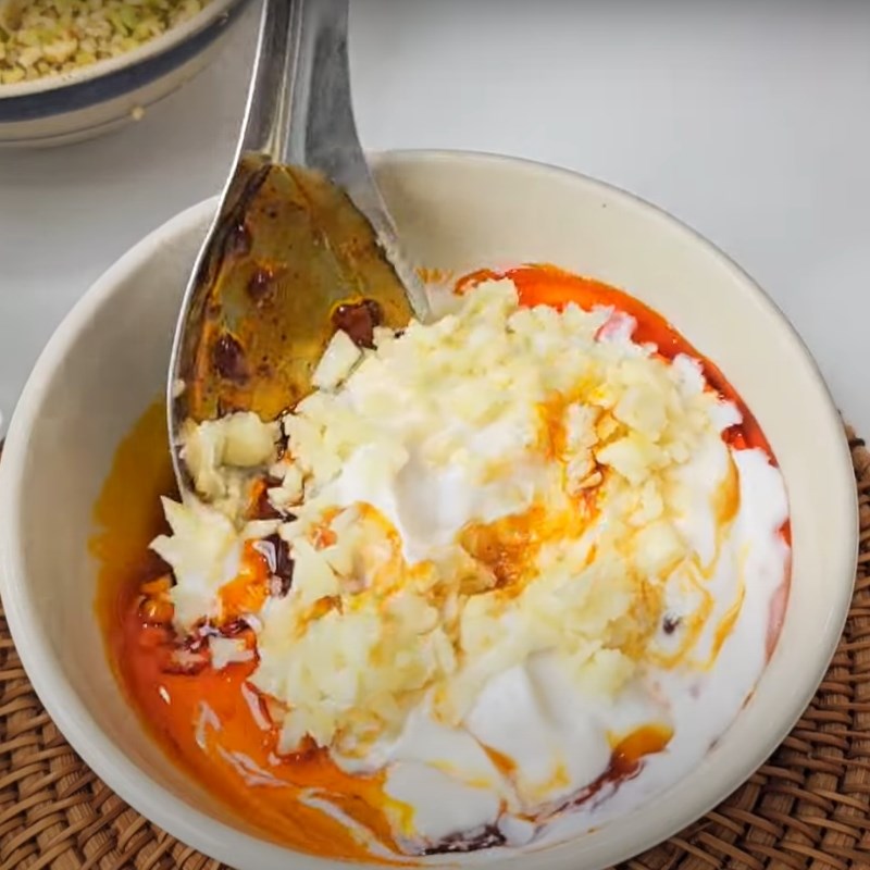 Bước 1 Pha sốt ướp thịt Bánh mì thịt xiên nướng