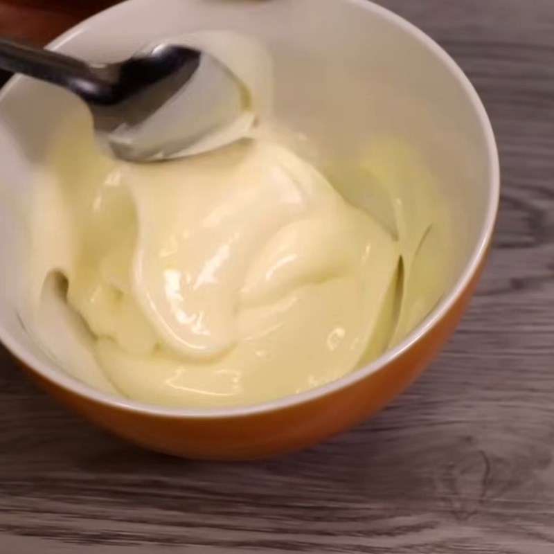 Bước 2 Pha sốt và bột chiên tôm Tôm sốt mayonnaise trái thơm