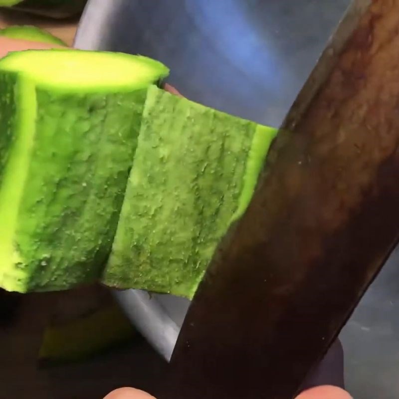 Bước 1 Sơ chế bơ Cách làm kem bơ không cần whipping cream