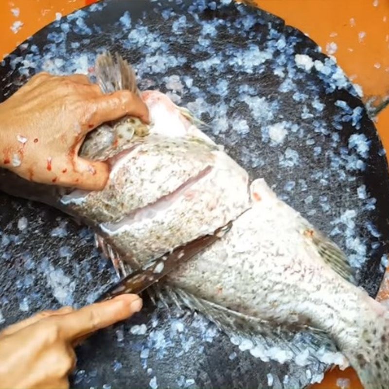 Bước 1 Sơ chế cá Cá mú nướng muối ớt