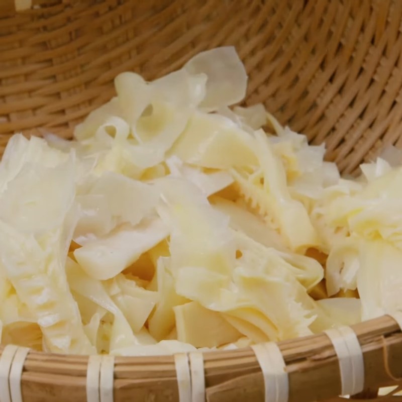 Bước 2 Sơ chế măng Ốc xào măng