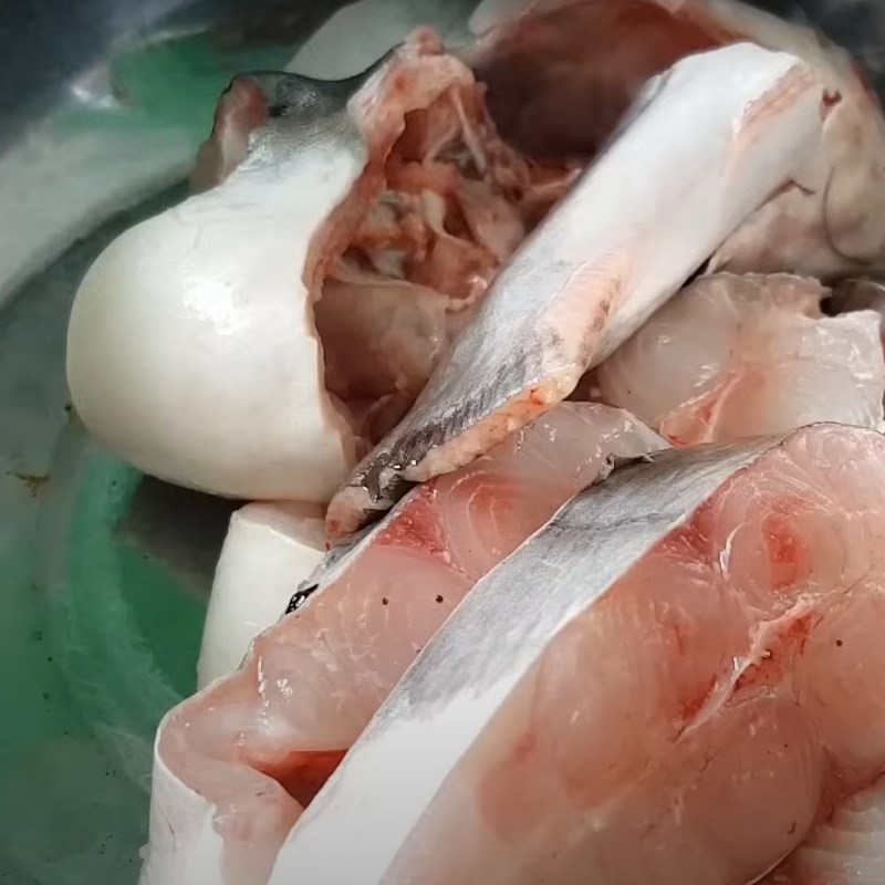 Bước 1 Sơ chế nguyên liệu Cá kho tộ miền Tây