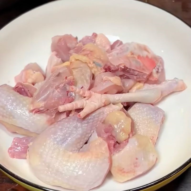 Bước 1 Sơ chế nguyên liệu Canh sầu riêng hầm gà