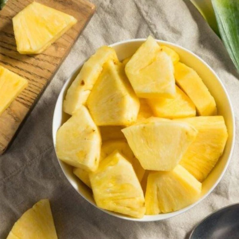 Bước 1 Sơ chế nguyên liệu Canh đầu cá hồi nấu dứa