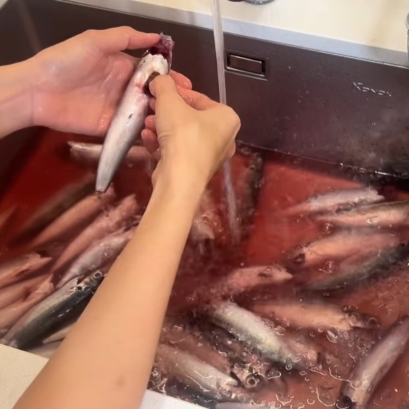 Bước 1 Sơ chế nguyên liệu Cá nục kho kiểu Huế