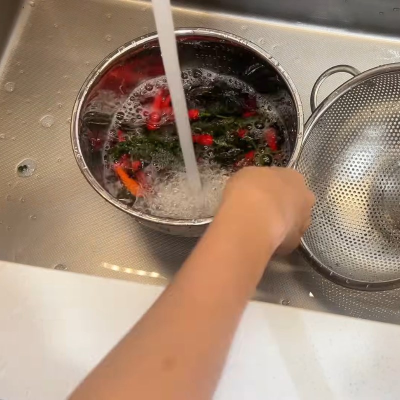 Bước 1 Sơ chế nguyên liệu Cá nục kho kiểu Huế