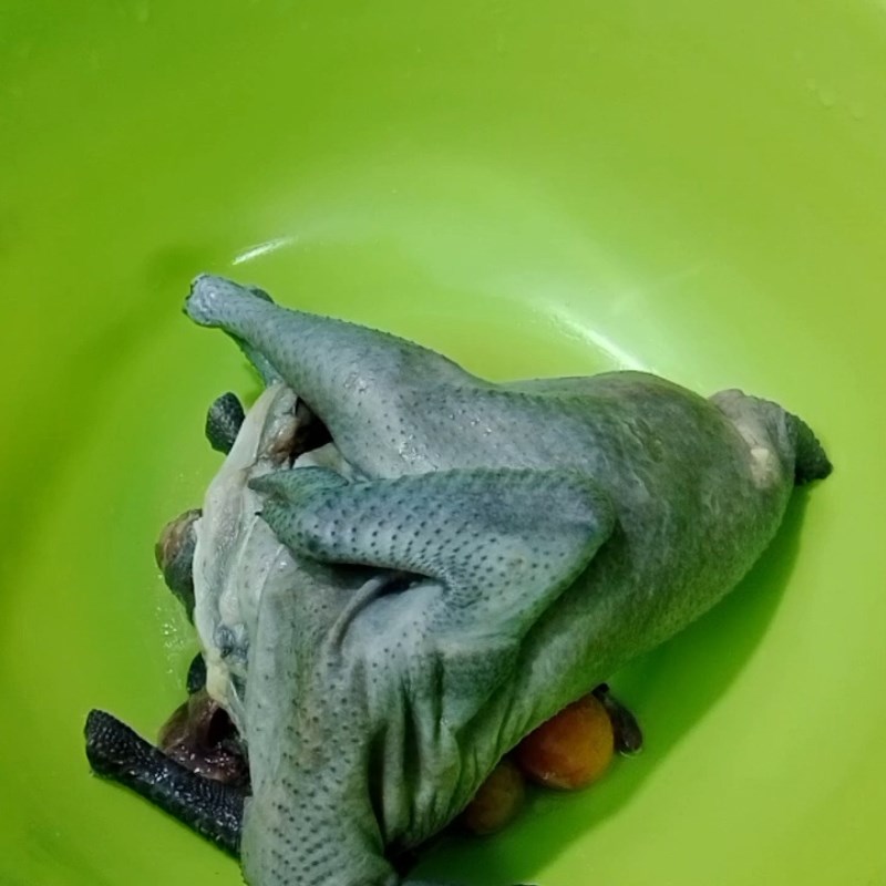 Bước 1 Sơ chế nguyên liệu Gà ác hầm hạt sen táo đỏ