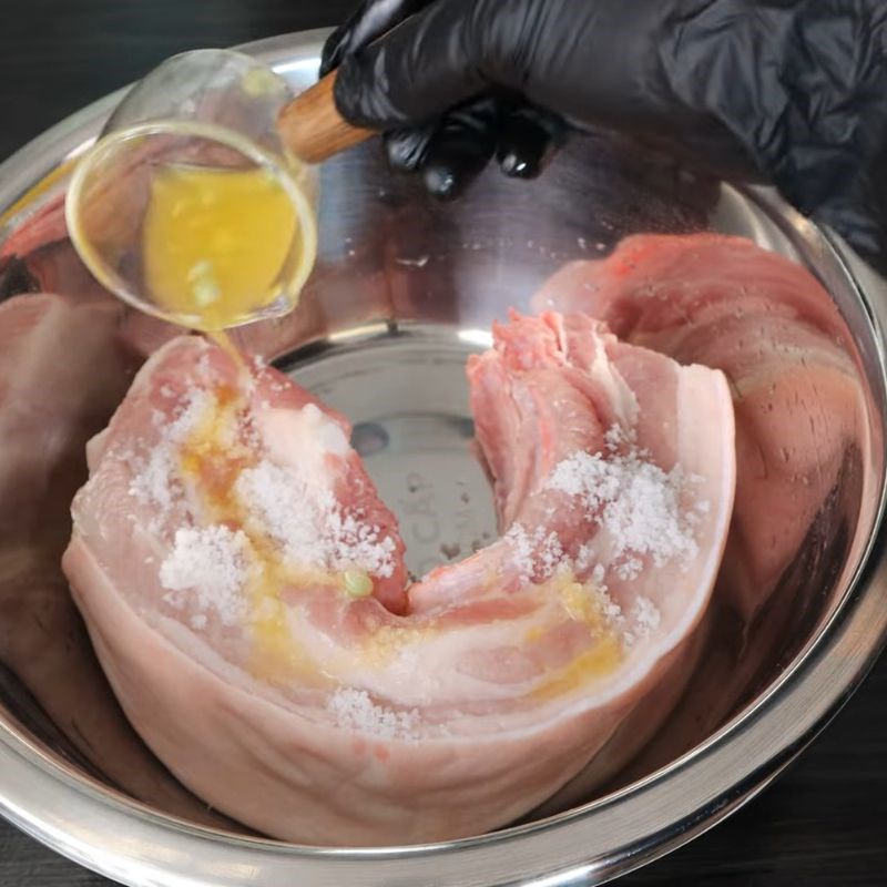 Bước 1 Sơ chế thịt Cách làm thịt ba chỉ quay bằng chảo