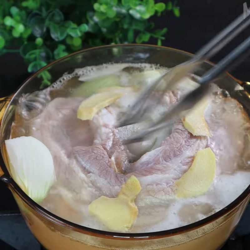 Bước 1 Sơ chế thịt Cách làm thịt ba chỉ quay bằng chảo