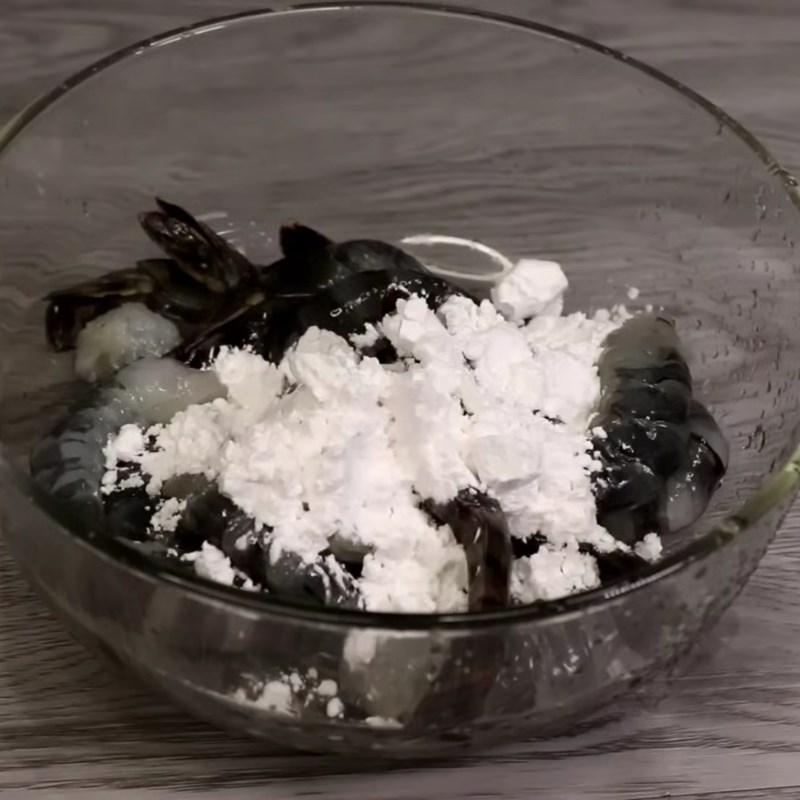 Bước 3 Sơ chế tôm Tôm sốt mayonnaise trái thơm