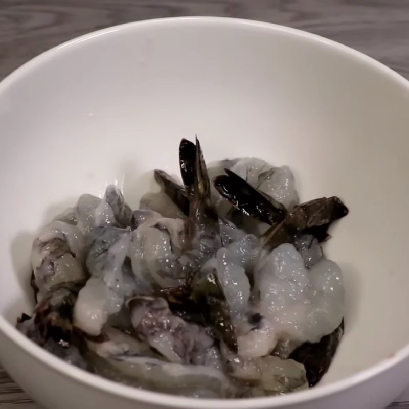 Bước 3 Sơ chế tôm Tôm sốt mayonnaise trái thơm