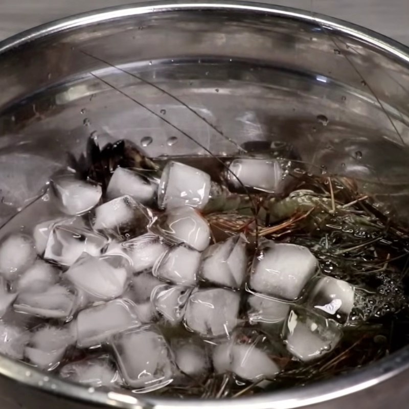 Bước 3 Sơ chế tôm Tôm sốt mayonnaise trái thơm