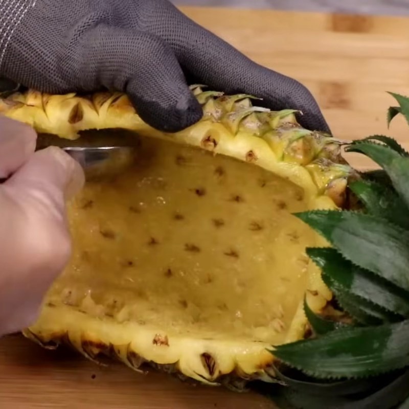 Bước 1 Sơ chế trái thơm Tôm sốt mayonnaise trái thơm