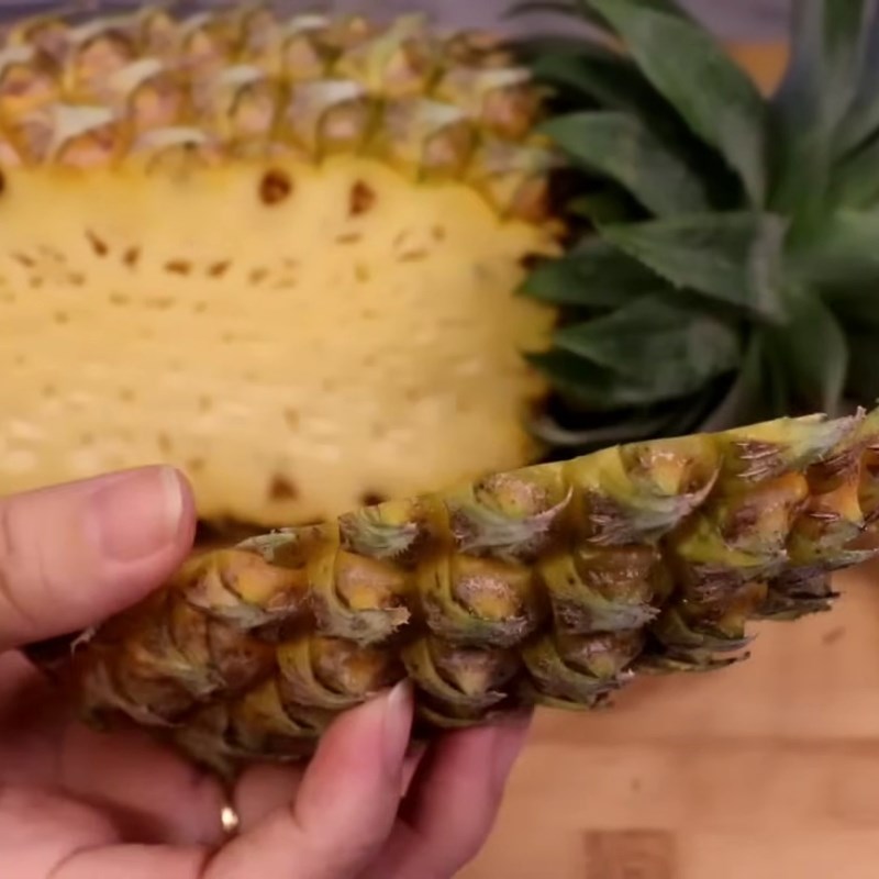 Bước 1 Sơ chế trái thơm Tôm sốt mayonnaise trái thơm