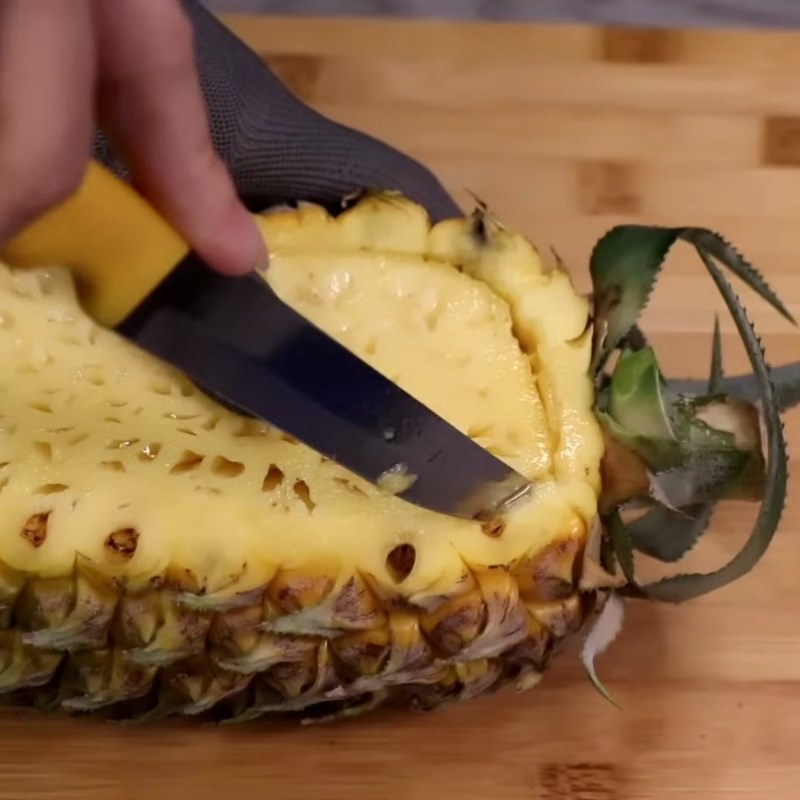 Bước 1 Sơ chế trái thơm Tôm sốt mayonnaise trái thơm