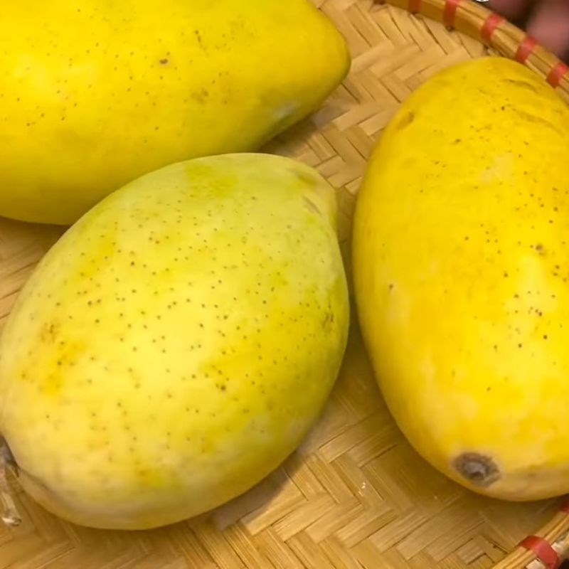 Bước 1 Sơ chế xoài Cách làm kem xoài với sữa Ông Thọ
