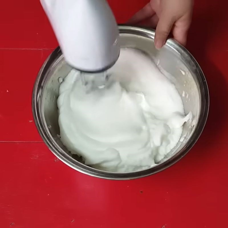 Bước 2 Tách và đánh bông lòng trắng trứng Cách làm kem bánh sinh nhật