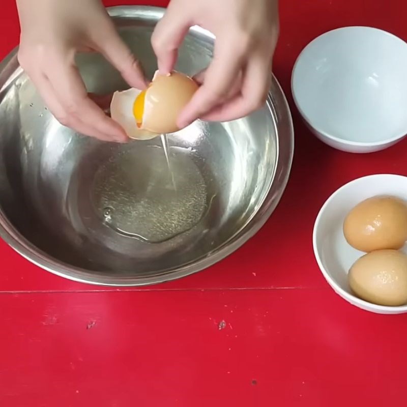 Bước 2 Tách và đánh bông lòng trắng trứng Cách làm kem bánh sinh nhật