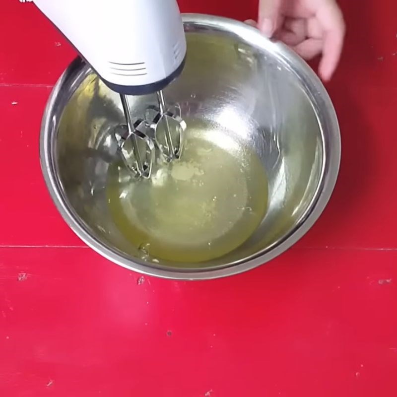 Bước 2 Tách và đánh bông lòng trắng trứng Cách làm kem bánh sinh nhật