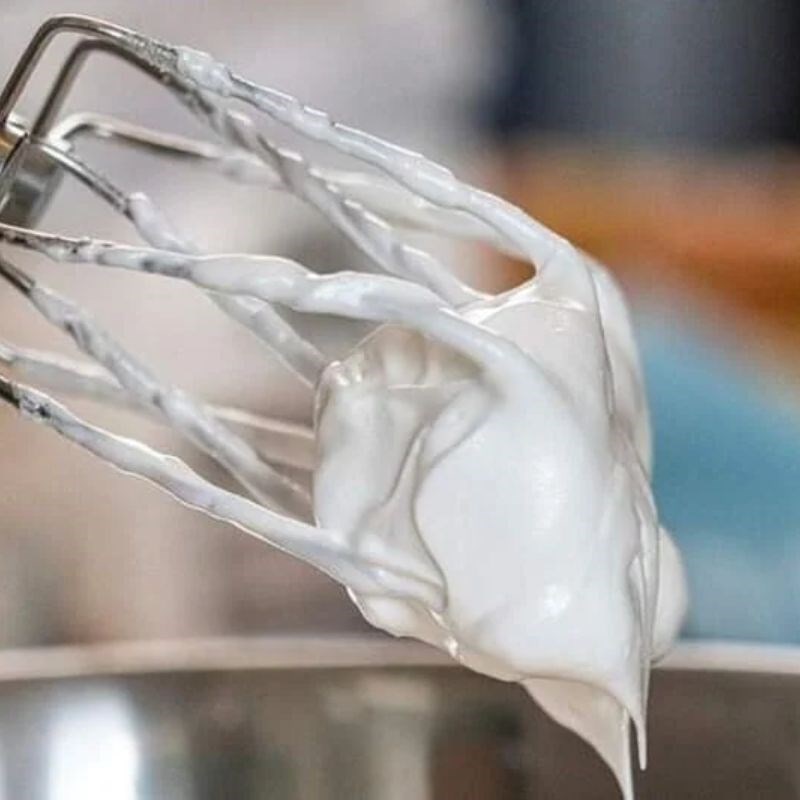 Bước 3 Thêm muối và tạo màu (nếu muốn) Cách làm kem muối với bột kem béo