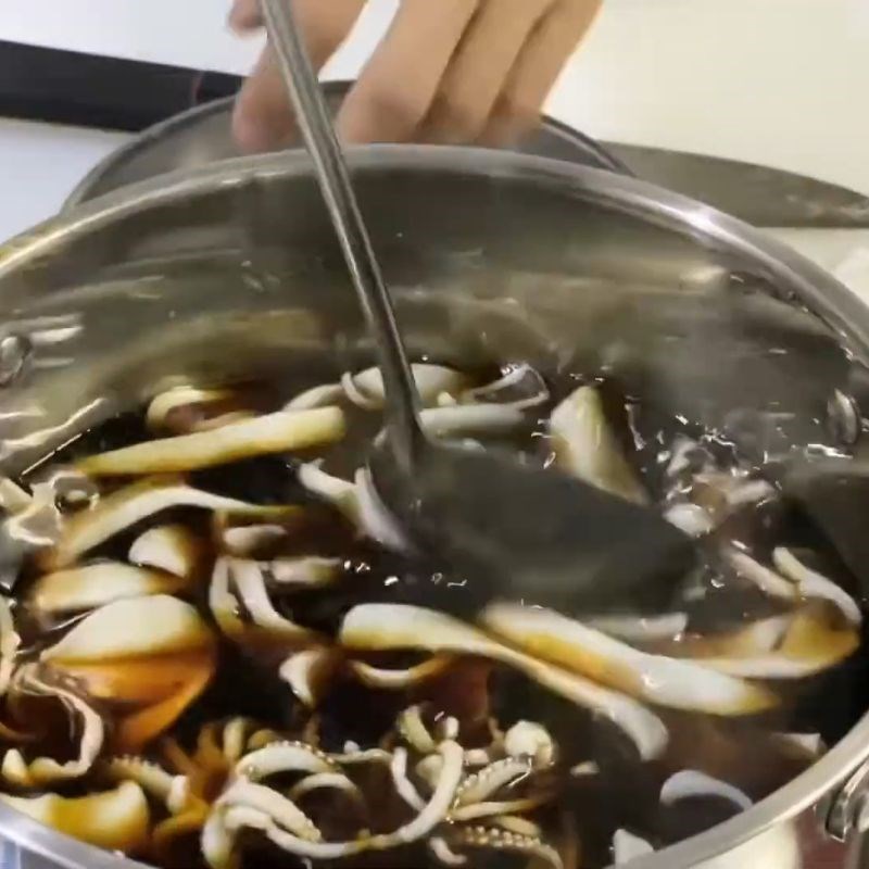 Bước 3 Thêm râu mực để tăng vị ngọt tự nhiên Sốt Kabayaki